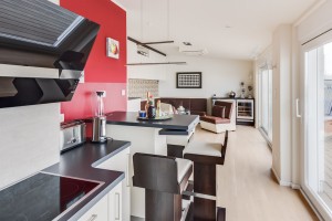 Küche mit Sicht auf Wohnraum