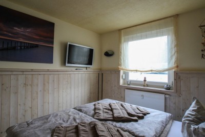 Schlafzimmer mit Fernseher