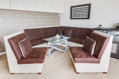 Couch, Sessel und Glastisch im Wohnraum