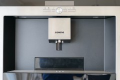 Espresso-/Kaffeevollautomat aus Edelstahl von Siemens in der Küche