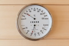 Thermometer und Hygrometer in der Sauna