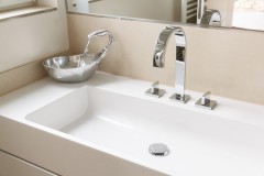 Waschbecken und Mischbatterie im mondernen Design