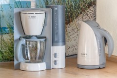 Kaffeemaschine und Wasserkocher in der Küche